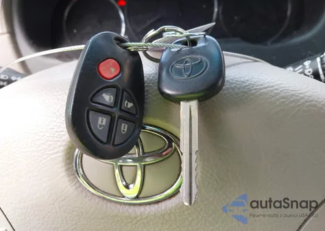 2010 Toyota Sienna Le z USA, uszkodzony, nr VIN 5TDKK4CC2AS327868